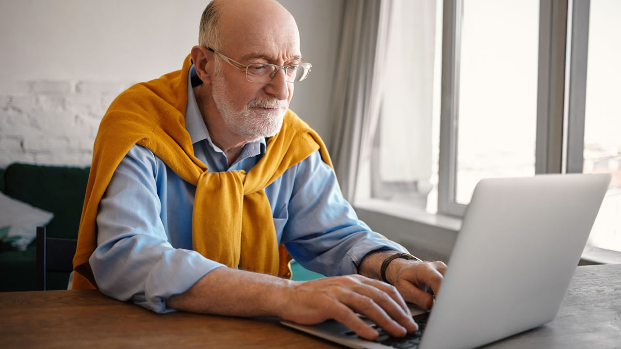 É possível se aposentar e continuar trabalhando? Entenda as regras e se o benefício do INSS será mantido